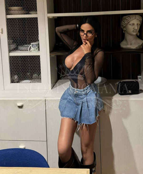 Escort Adina